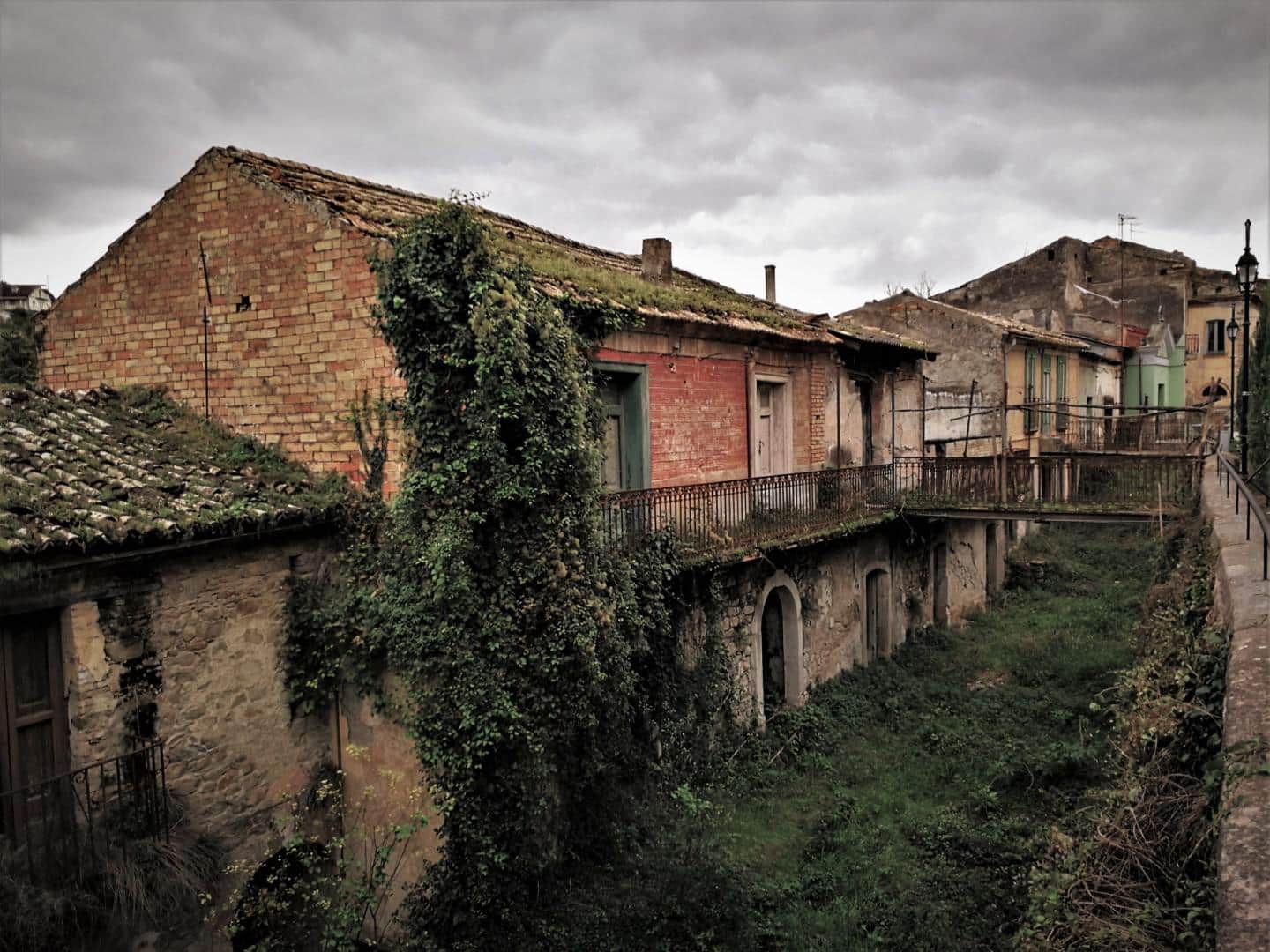 Vista panoramica di Apice Vecchia, il borgo fantasma
