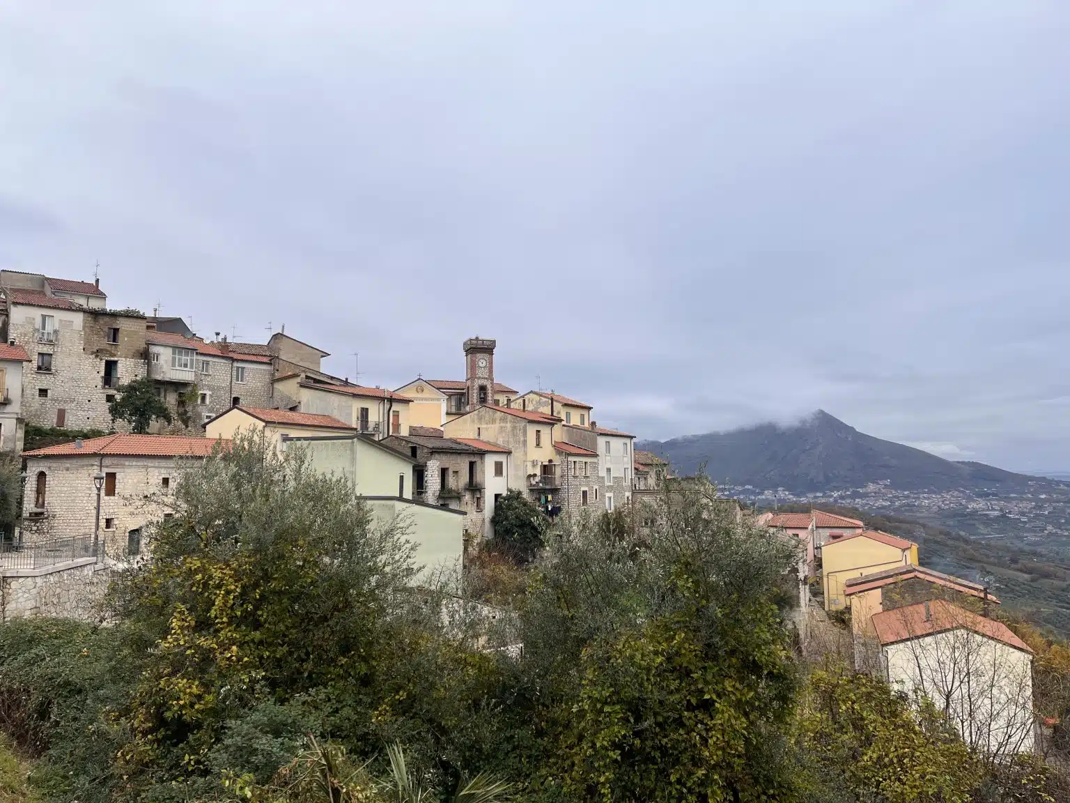 Panorama di Campoli del Monte Taburno con il borgo medievale