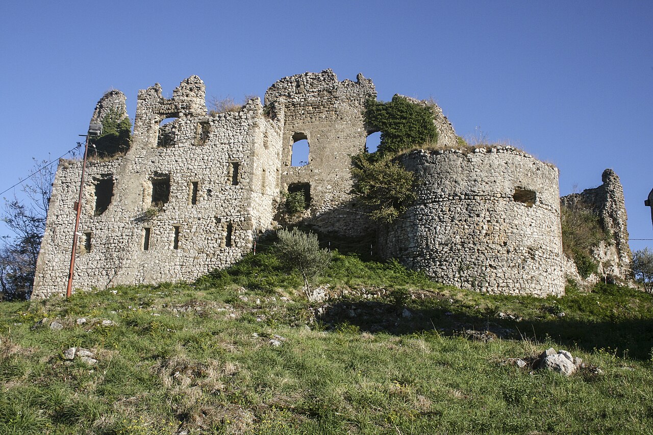 Panorama di Airola con il castello medievale sullo sfondo
