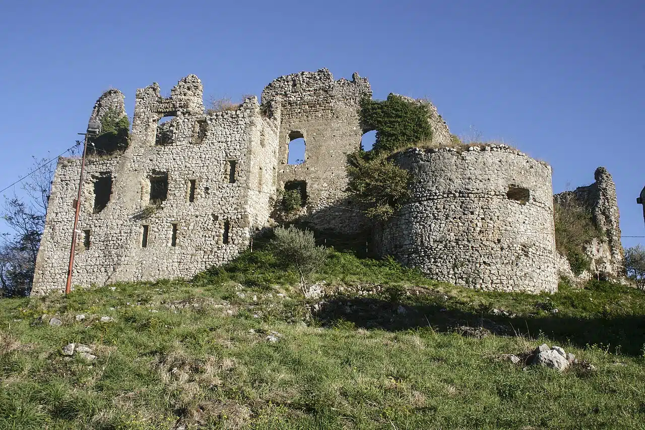 Panorama di Airola con il castello medievale sullo sfondo