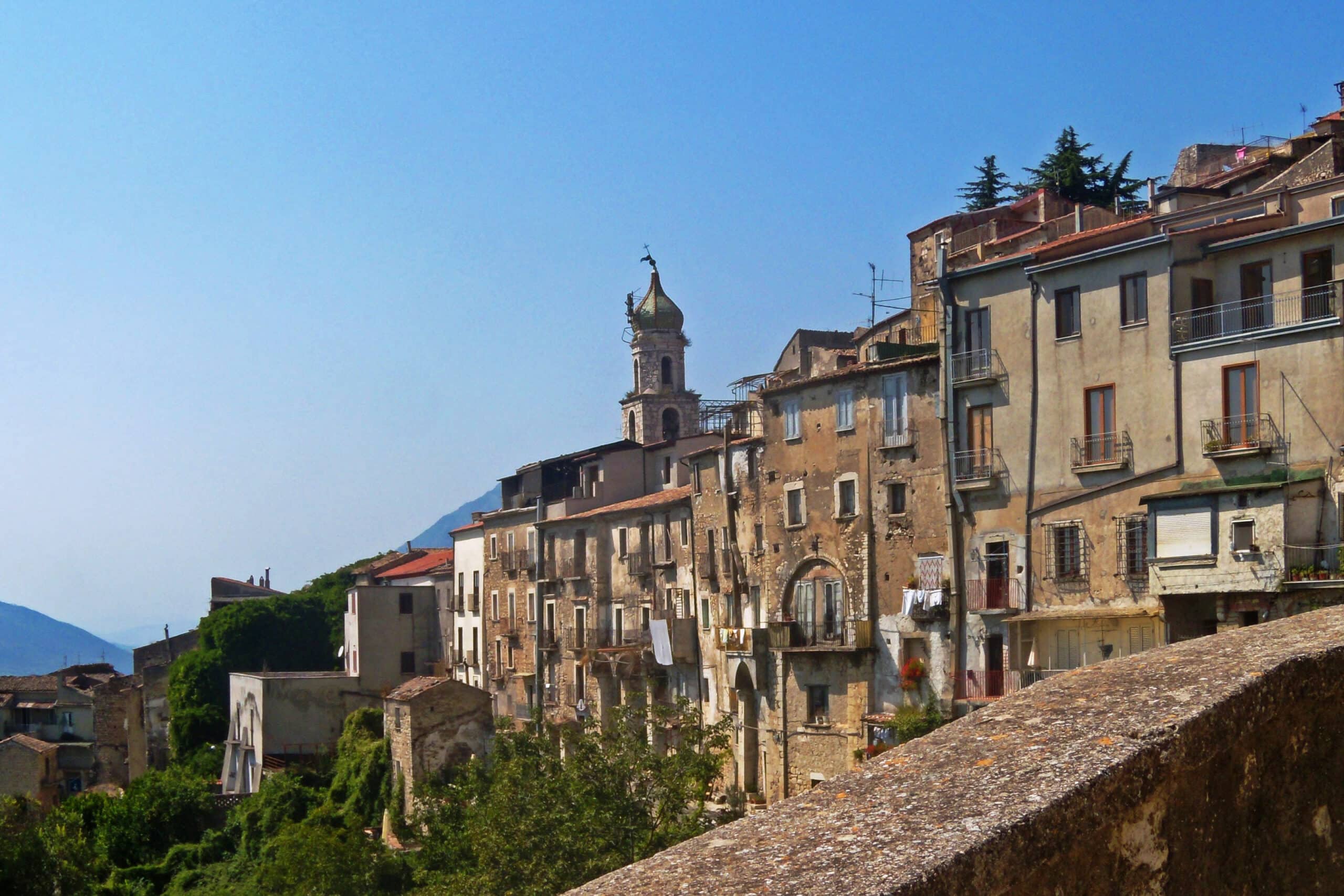 Panorama di Guardia Sanframondi con la valle sottostante
