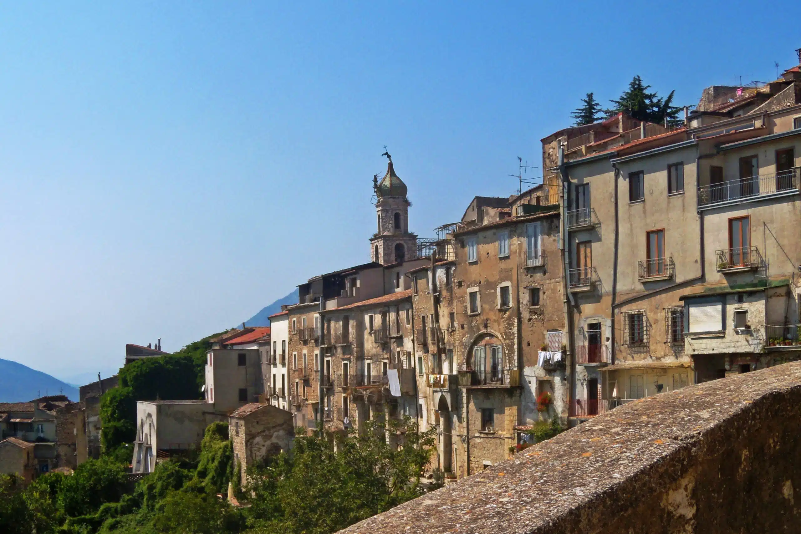 Panorama di Guardia Sanframondi con la valle sottostante
