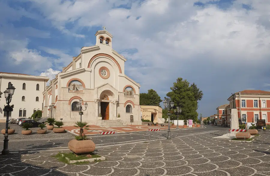 Panorama di Pietrelcina con il borgo medievale
