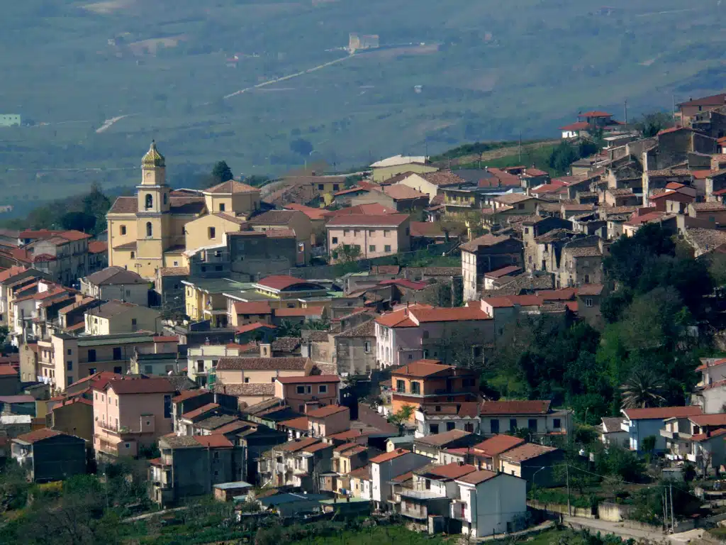 Panorama di San Lorenzo Maggiore con vista sulla valle