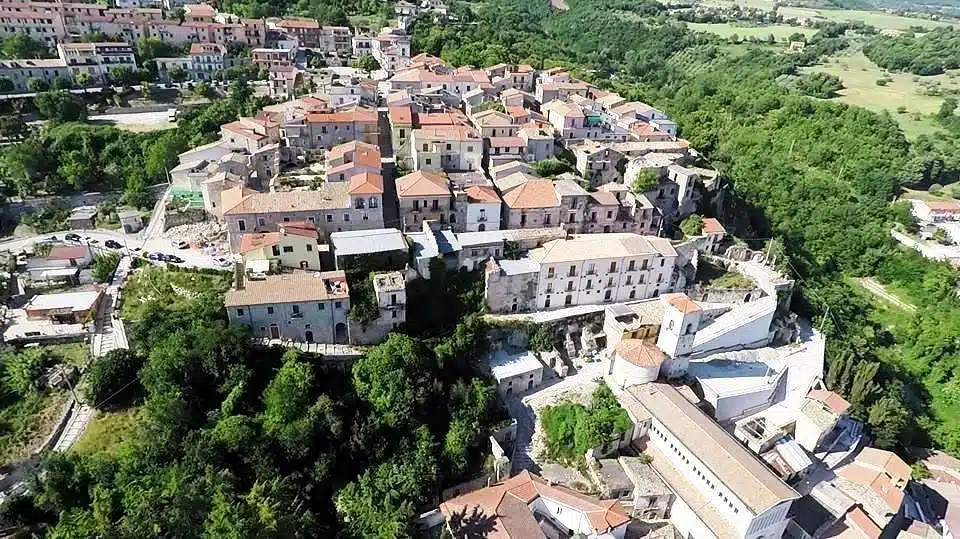 Panorama di Buonalbergo con il borgo antico