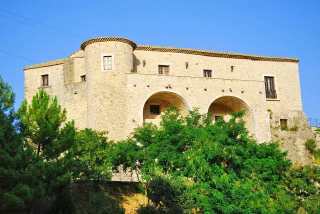 Panorama di Casalduni con il castello medievale