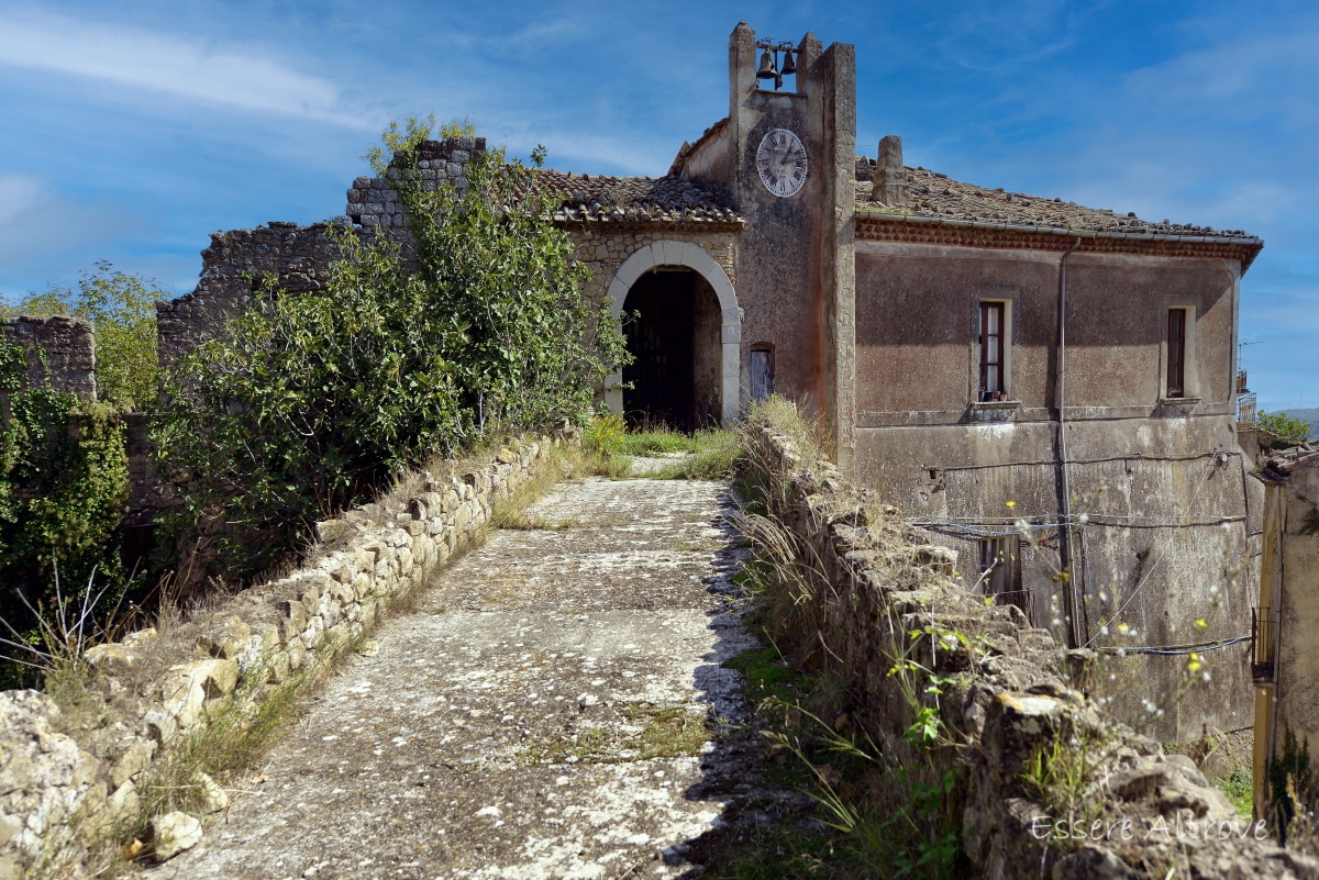 Panorama di Castelpoto con il castello ducale