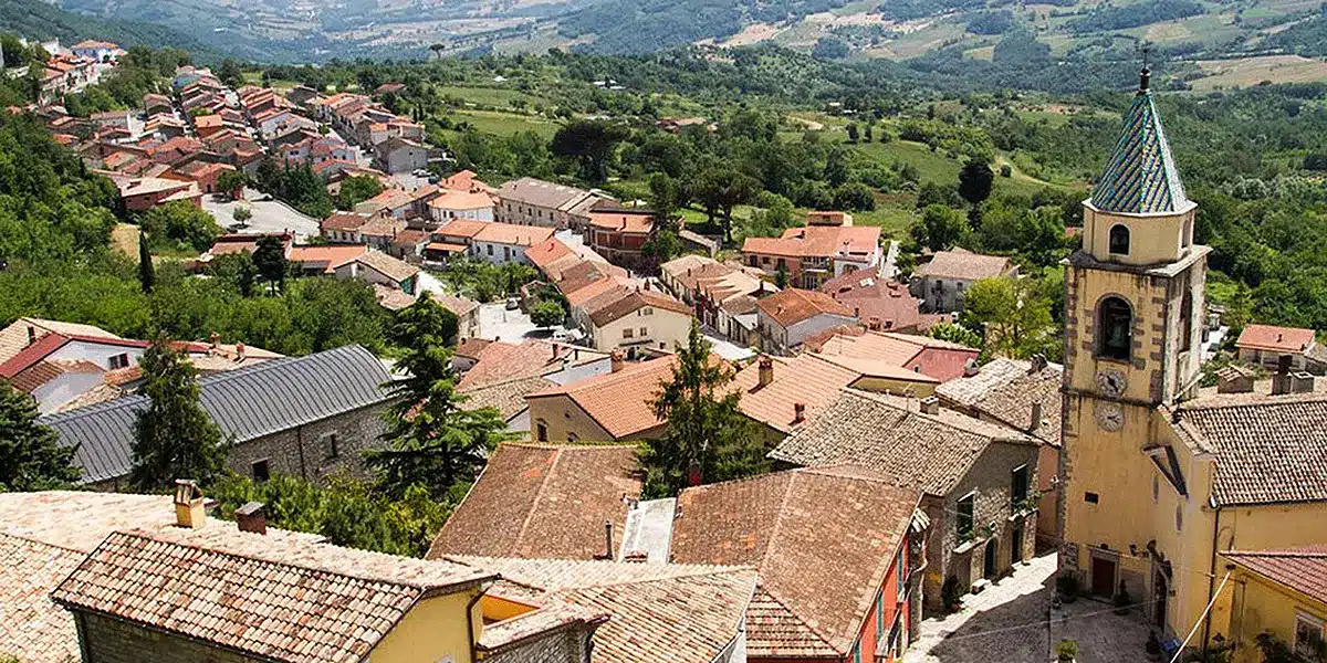 Panorama di Circello con il castello sullo sfondo