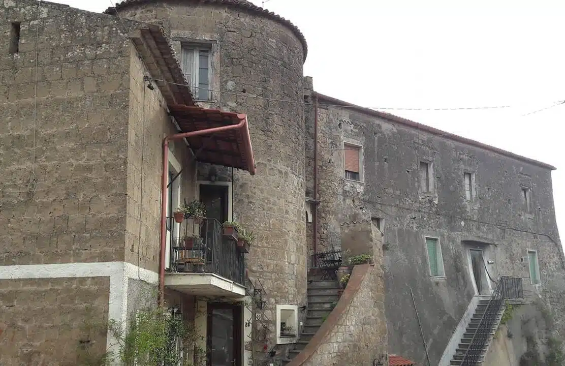 Panorama di Dugenta con il castello medievale
