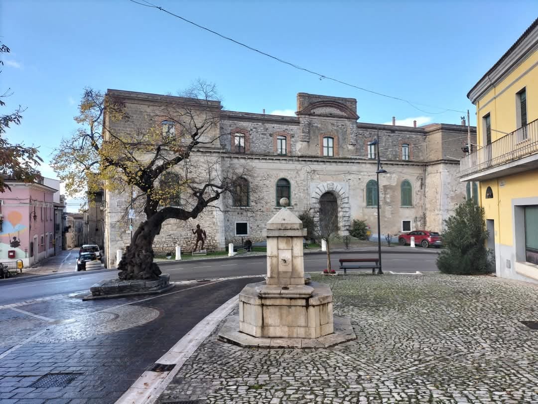 Panorama di Fragneto Monforte con il Palazzo Ducale sullo sfondo