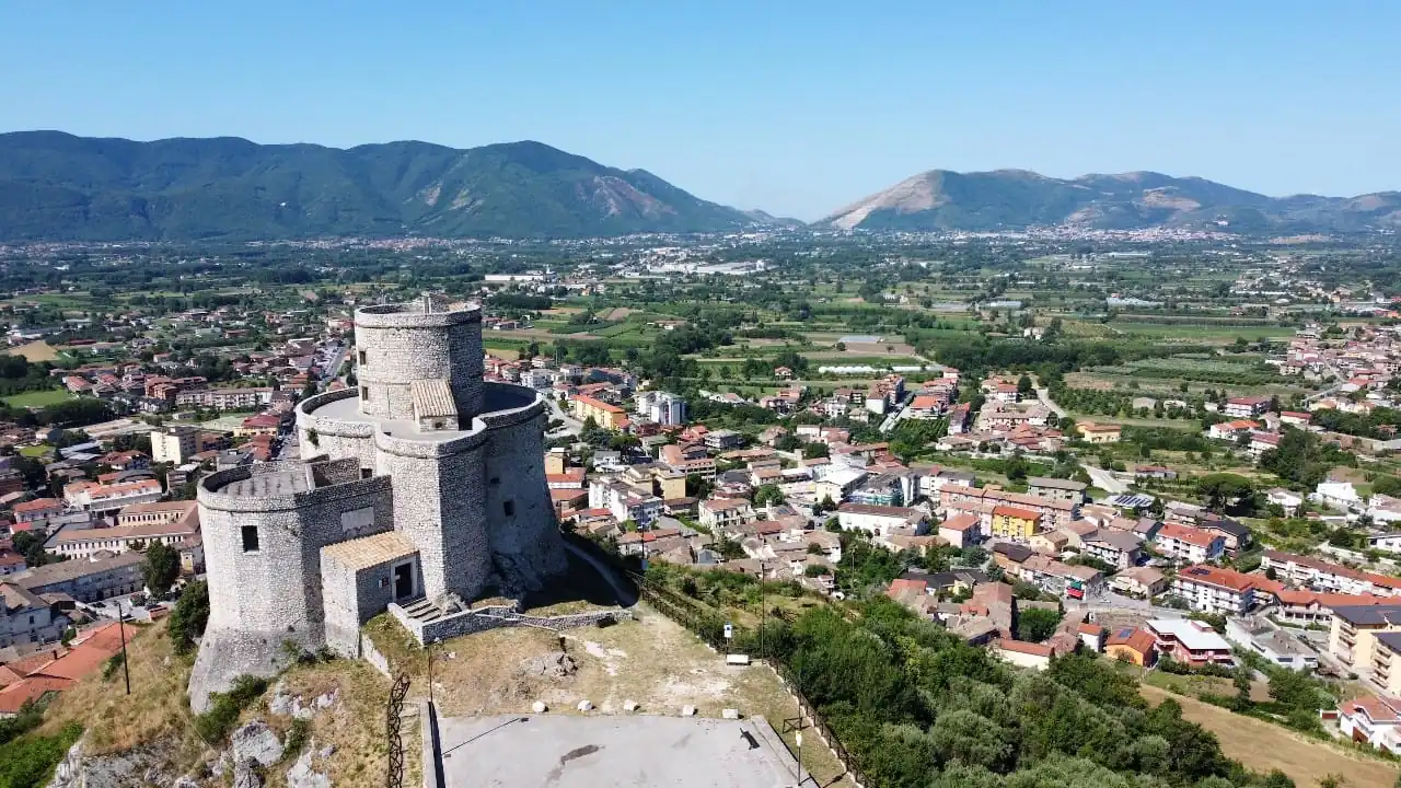 Panorama di Montesarchio con il Matese sullo sfondo