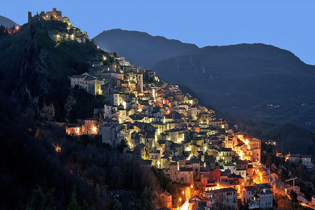 Panorama di Morcone con il castello medievale