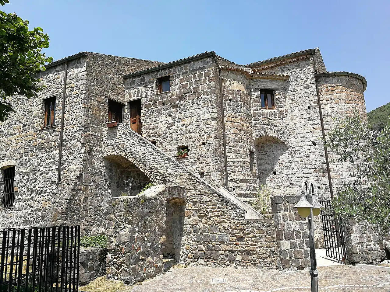 Panorama di San Salvatore Telesino con l'Abbazia