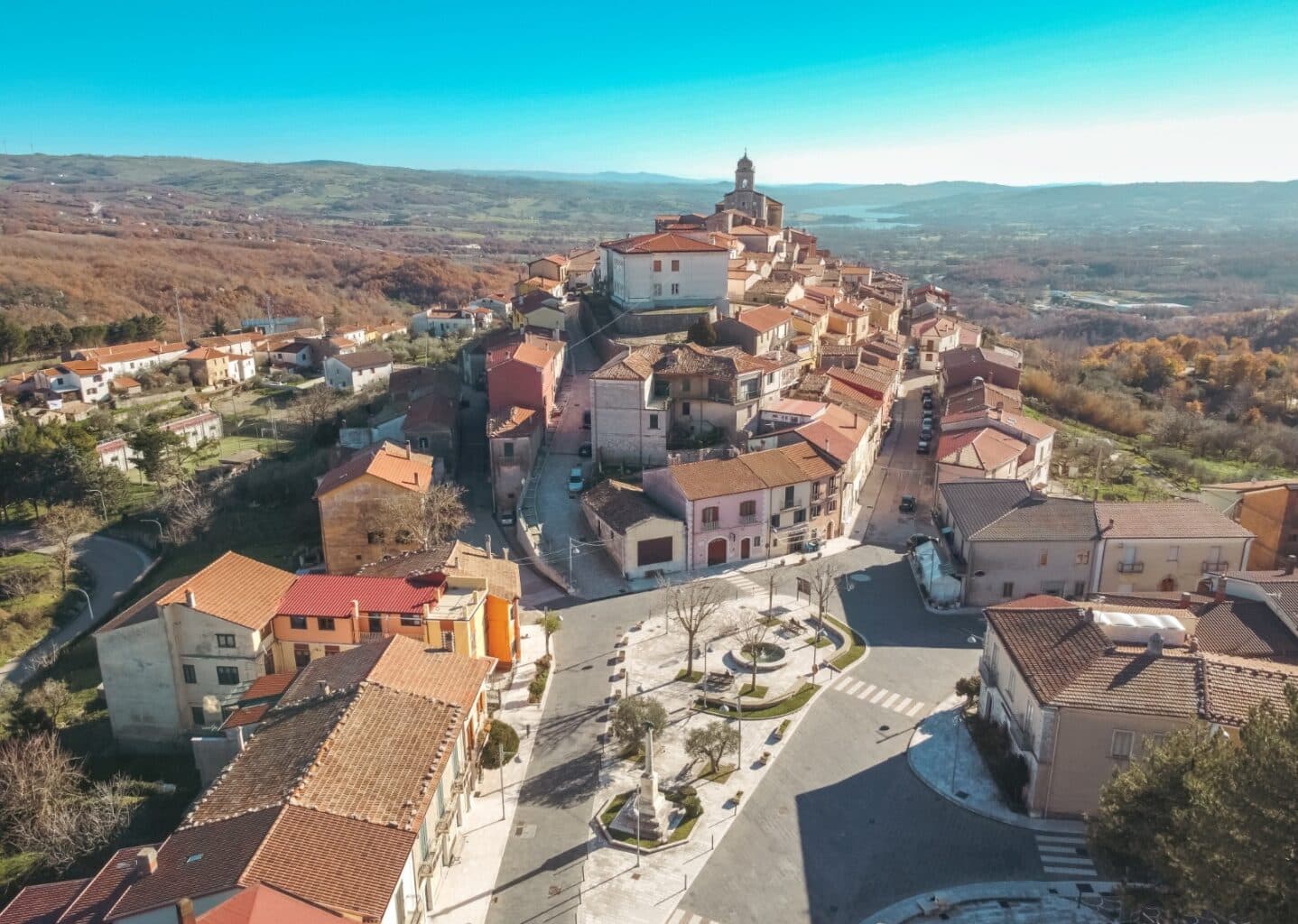 Panorama di Sassinoro con il borgo arroccato